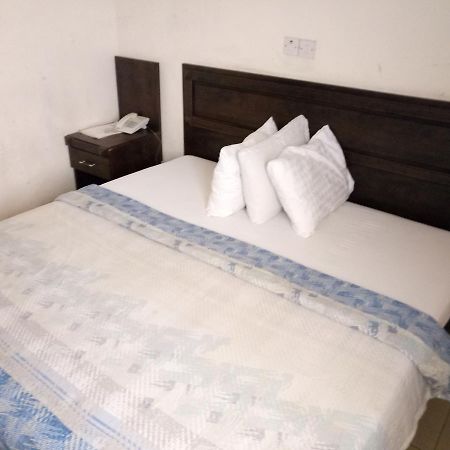 Hotel Benizia Asaba Bagian luar foto