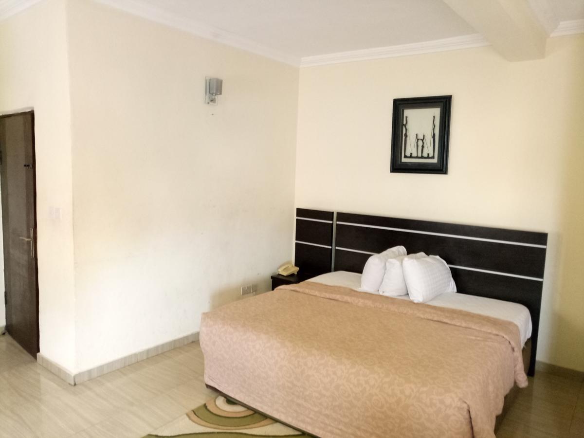 Hotel Benizia Asaba Bagian luar foto