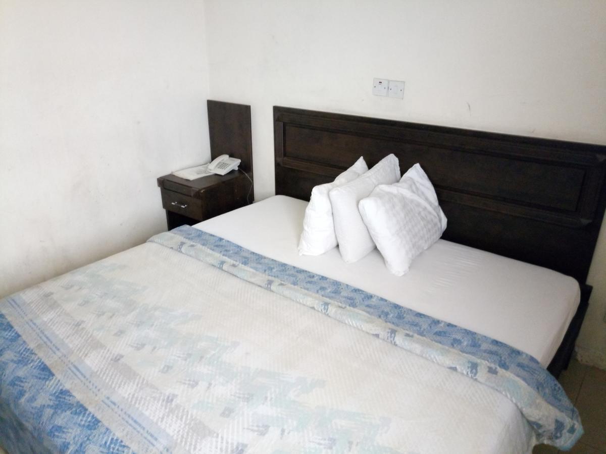 Hotel Benizia Asaba Bagian luar foto