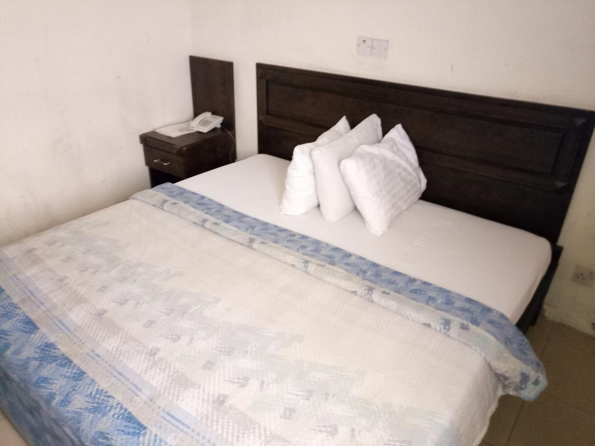 Hotel Benizia Asaba Bagian luar foto