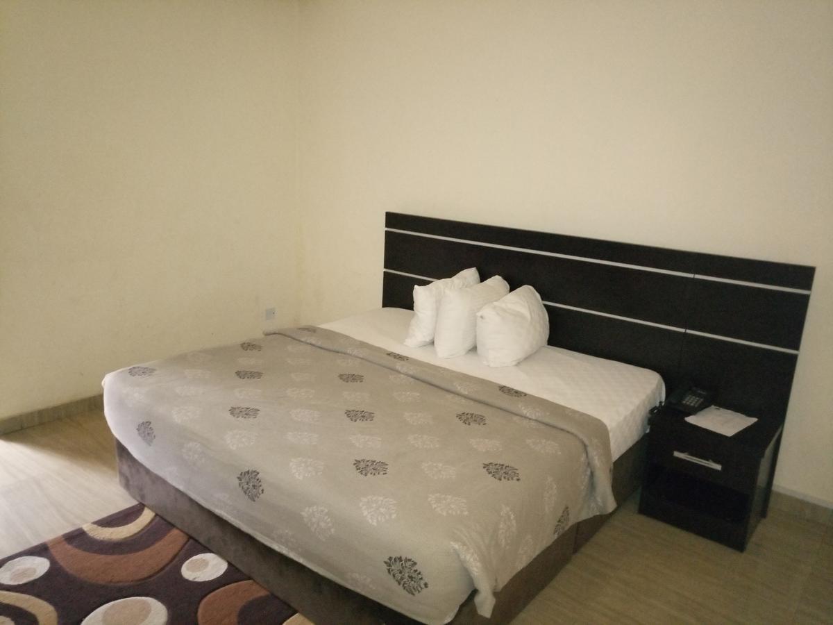 Hotel Benizia Asaba Bagian luar foto