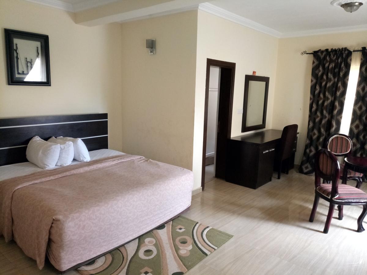 Hotel Benizia Asaba Bagian luar foto