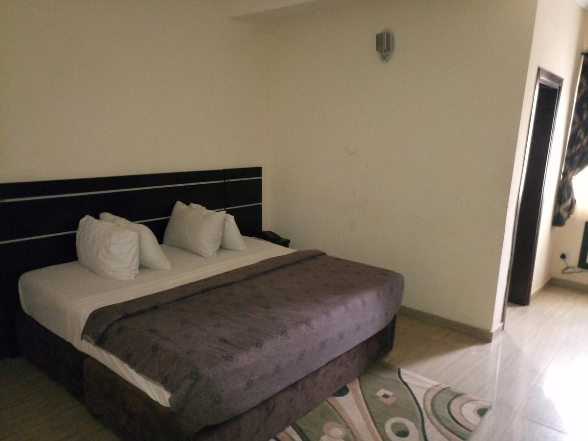 Hotel Benizia Asaba Bagian luar foto