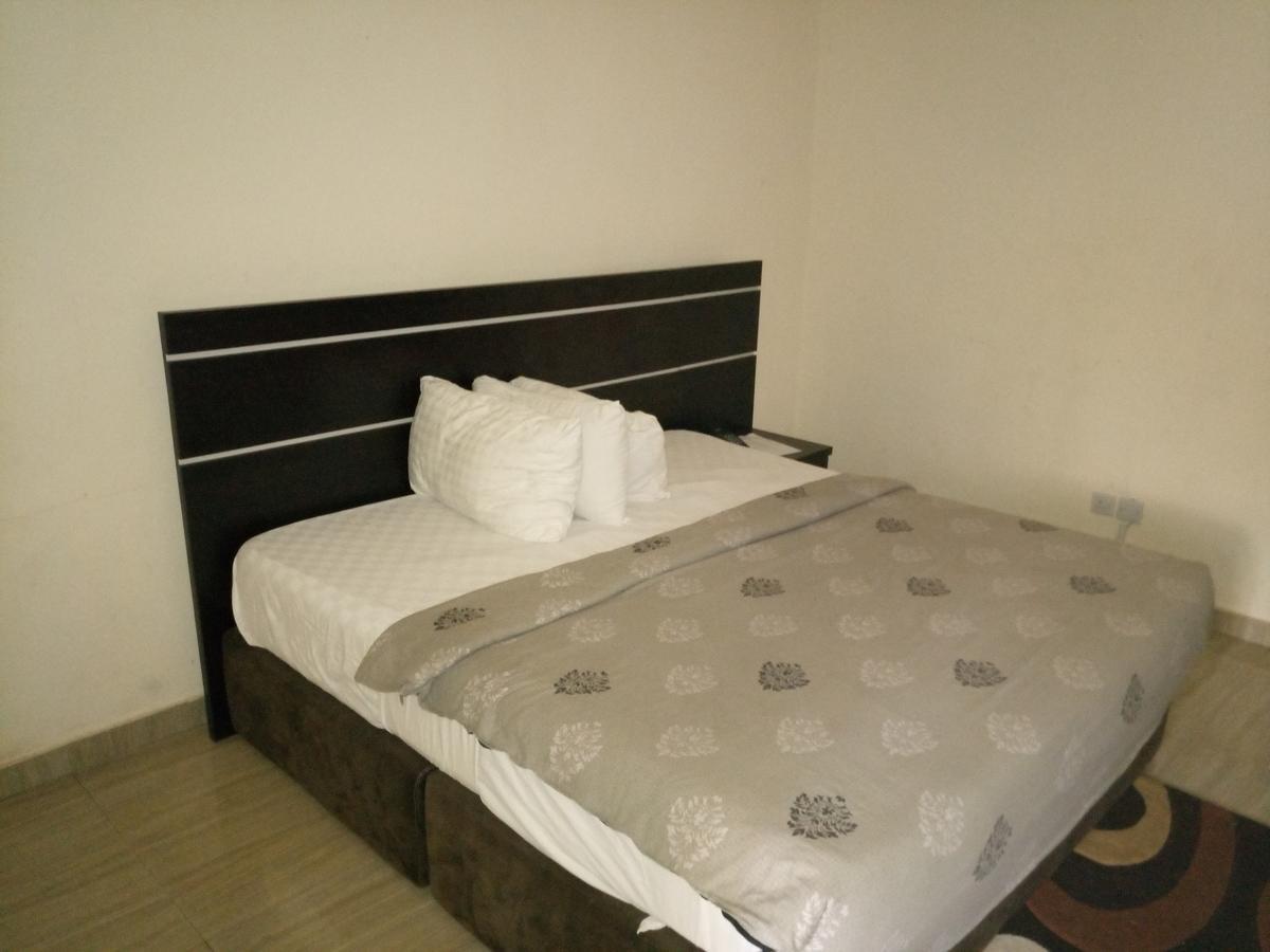 Hotel Benizia Asaba Bagian luar foto