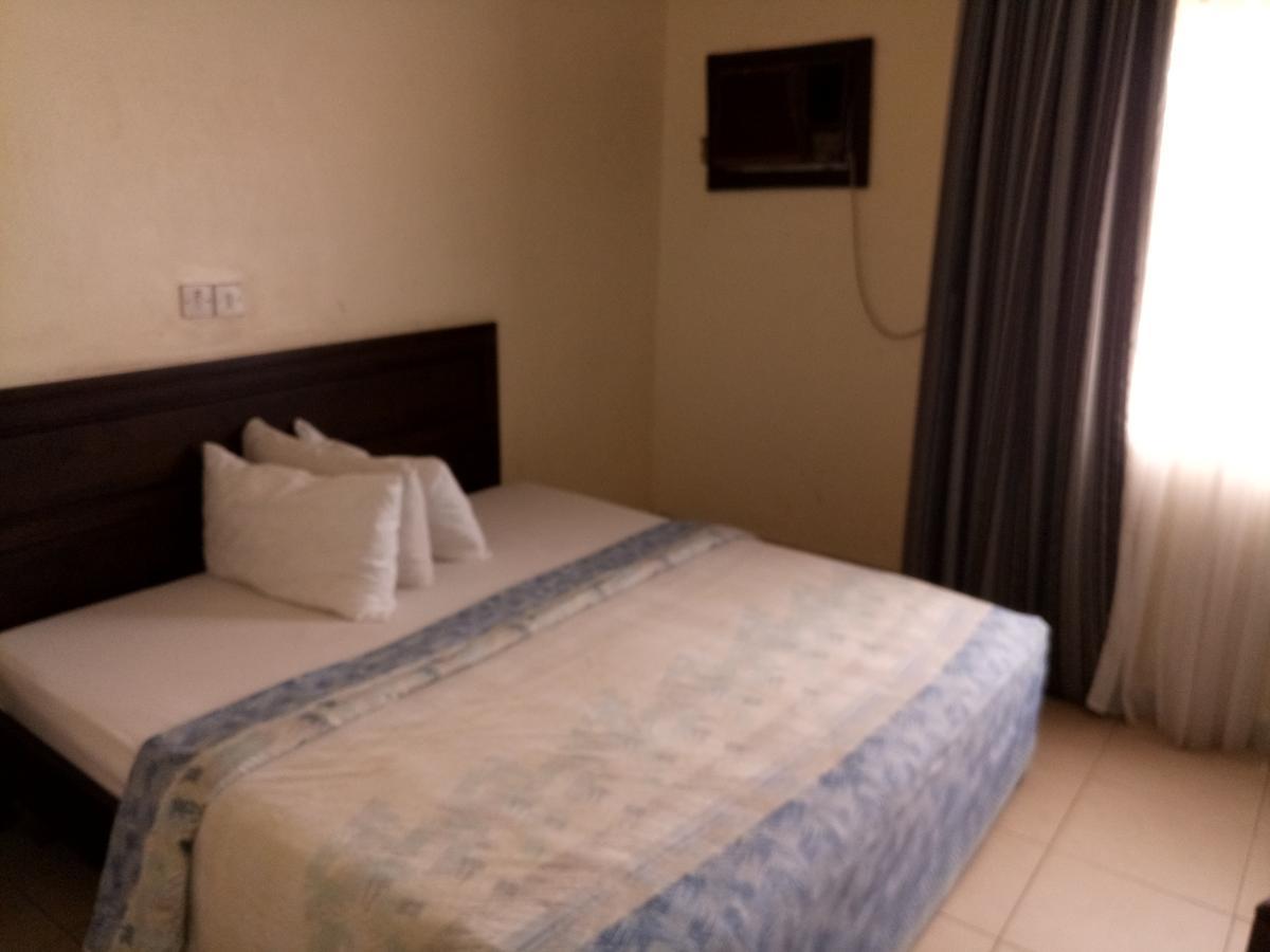 Hotel Benizia Asaba Bagian luar foto