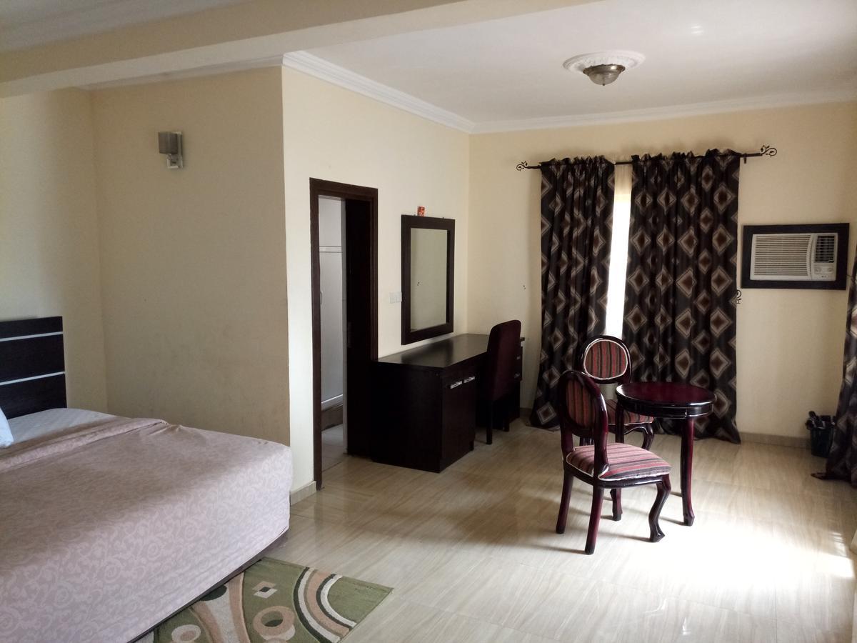 Hotel Benizia Asaba Bagian luar foto
