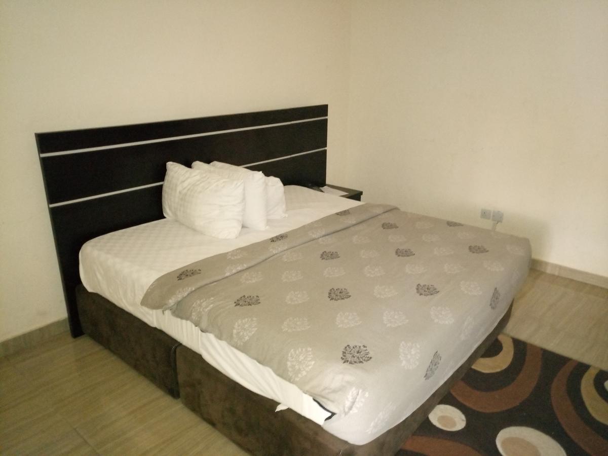 Hotel Benizia Asaba Bagian luar foto