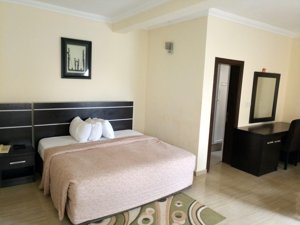 Hotel Benizia Asaba Bagian luar foto